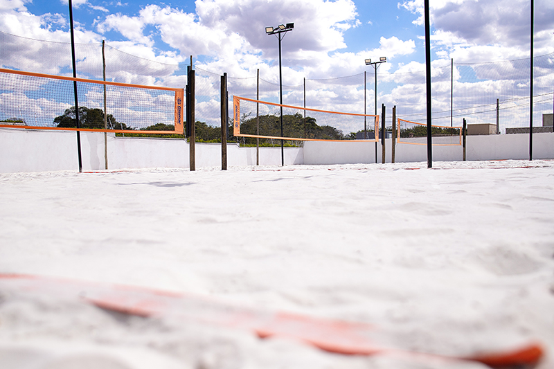 Quadra de areia esportiva pronta para uso