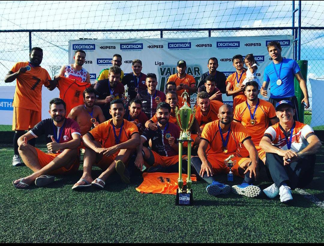 Time de futebol society comemorando em campo