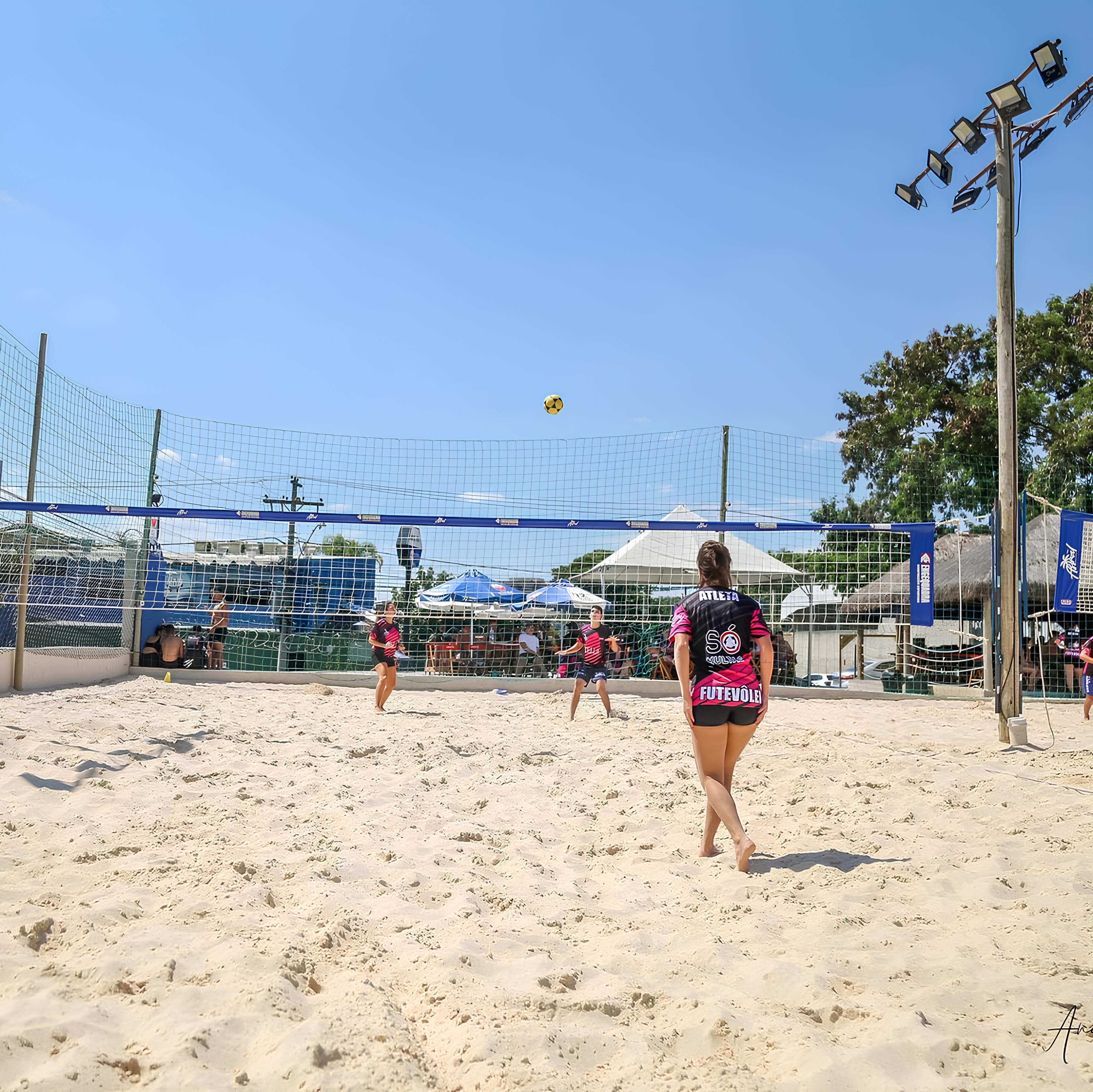 Campeonato de futevôlei com atletas comemorando