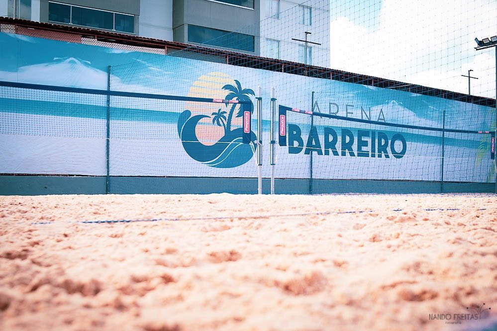 Quadra de futevôlei em arena urbana moderna