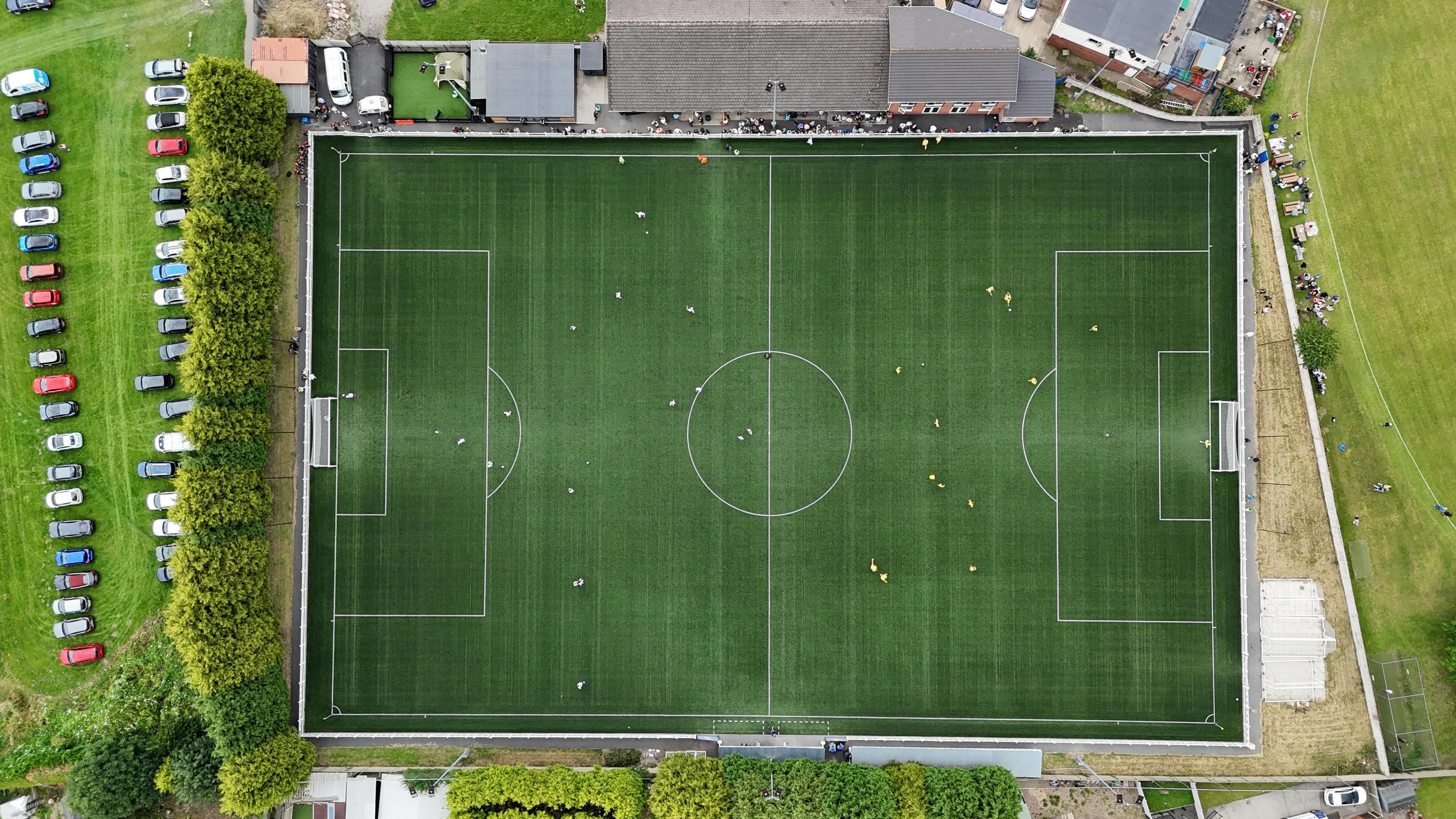 Jogadores em campo de futebol society