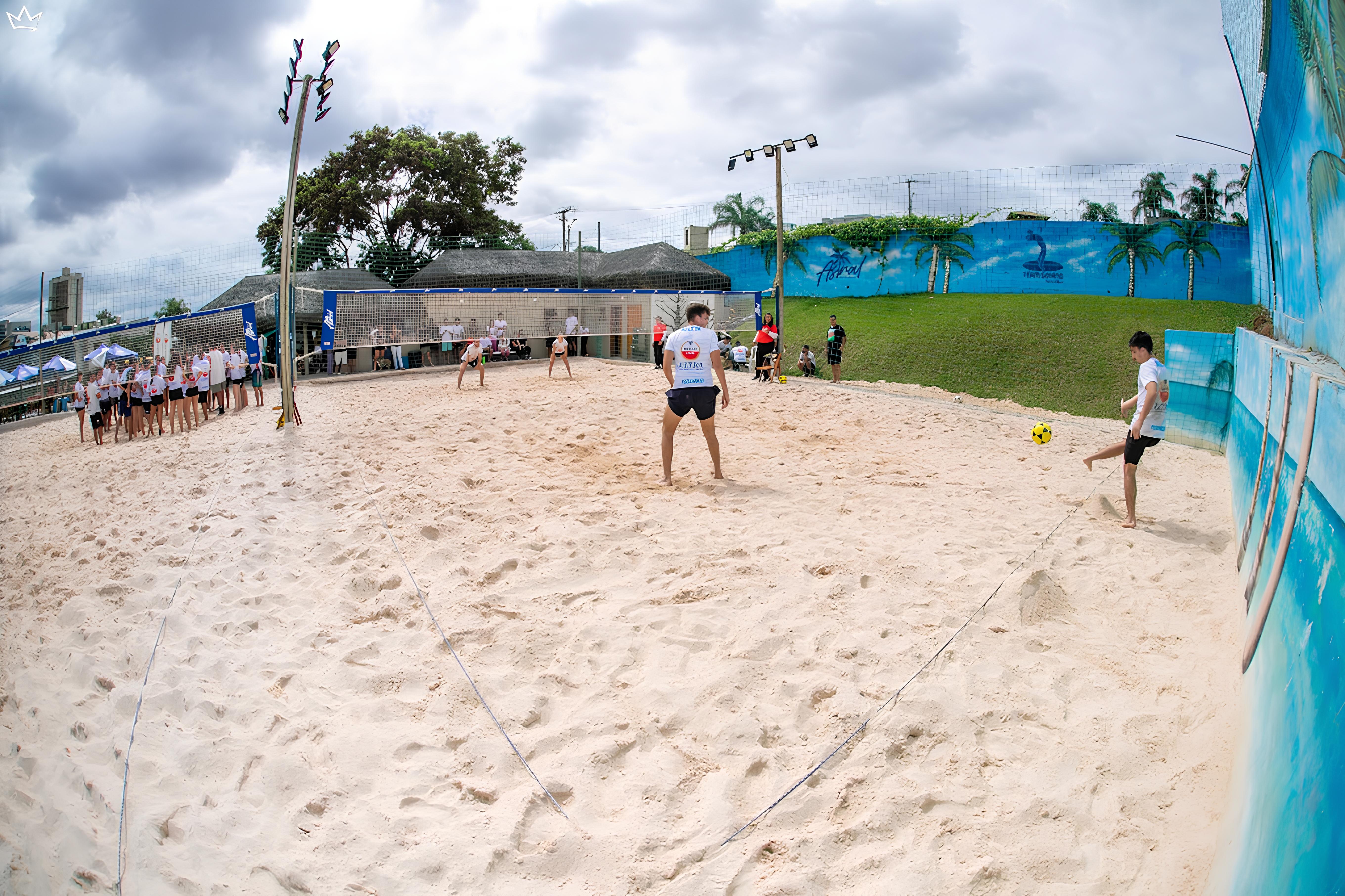 Quadra de futevôlei de areia com jogadores
